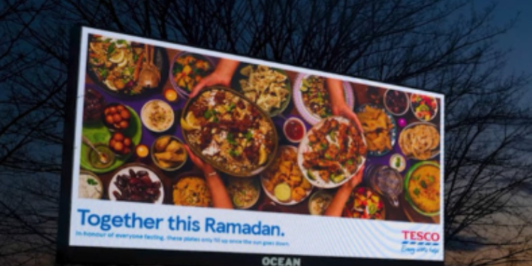 This Tesco Billboard Fasts All Day During Ramadan & Comes Alive At Iftar