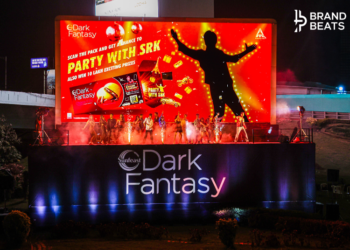 Sunfeast Dark Fantasy Turns Billboard Into Live Experience With Shah Rukh Khan
