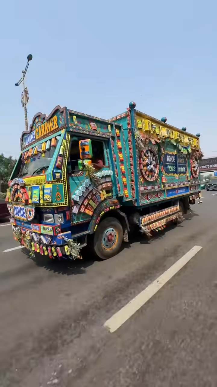 Swiggy Instamart’s NOICE Puts 1,300 Product Packs On A Truck & Takes Over Mumbai’s Streets